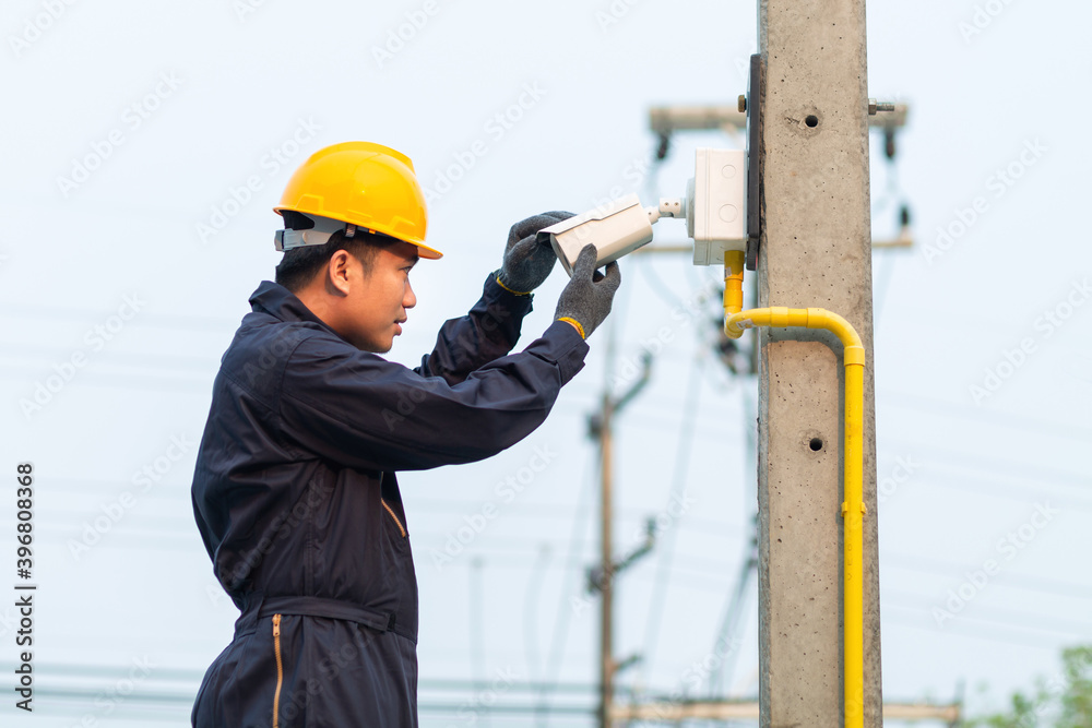 维修技师检查闭路电视摄像机