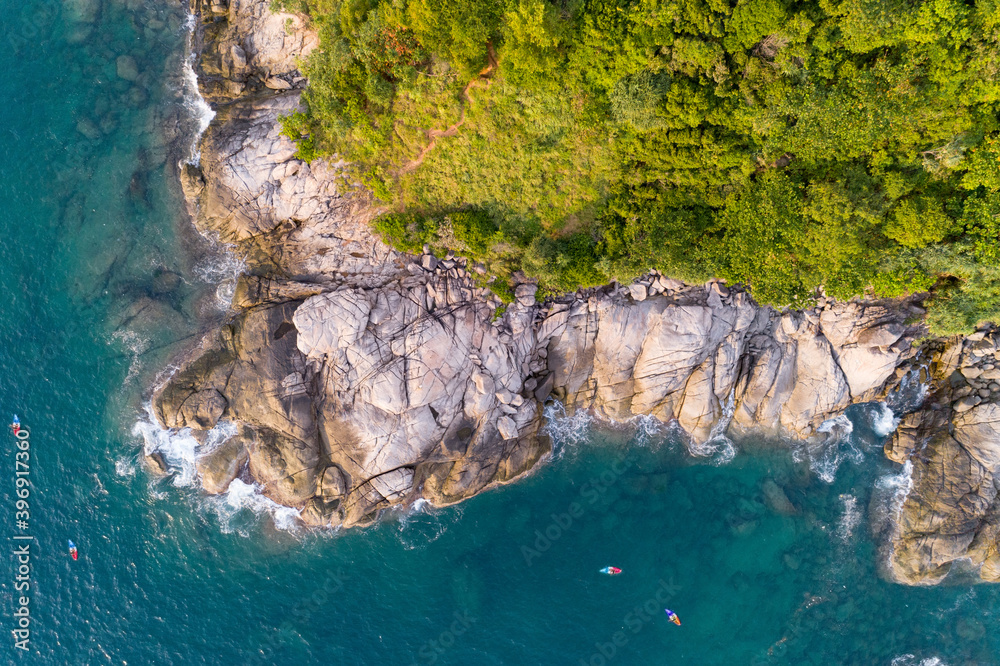 泰国普吉岛的热带海洋，海浪拍打海岸和高山