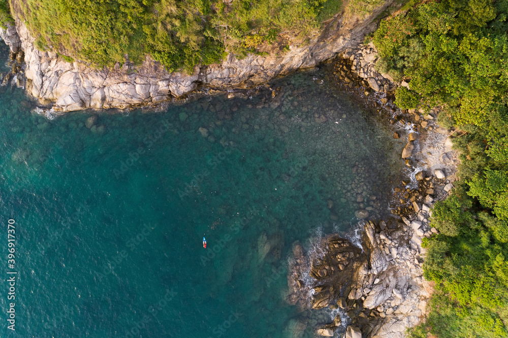 泰国普吉岛海岸和高山上海浪拍打的热带海洋高角度景观