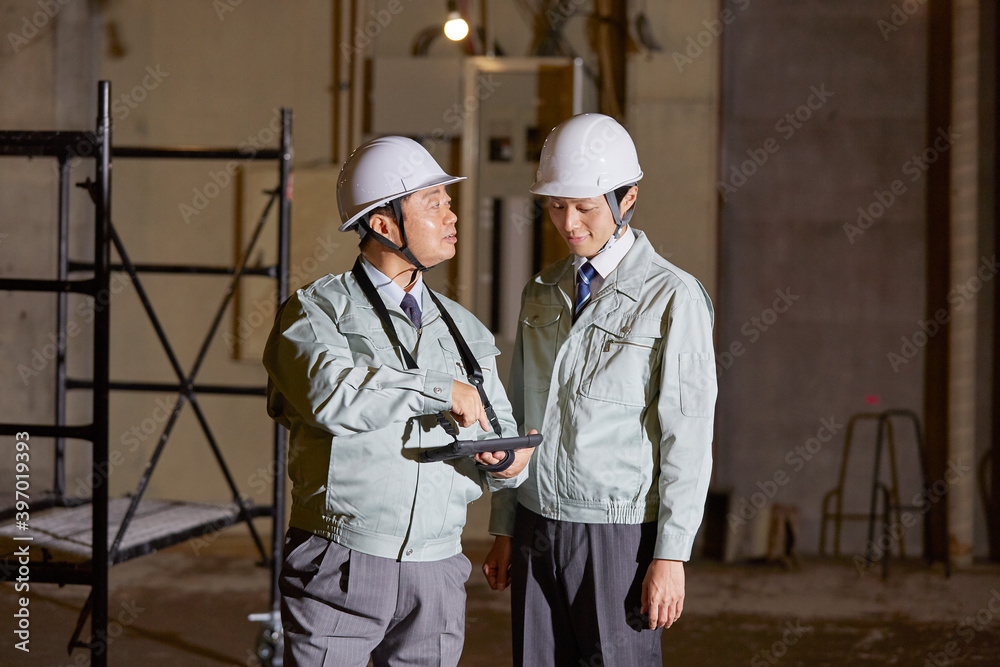 工事現場で働く作業員