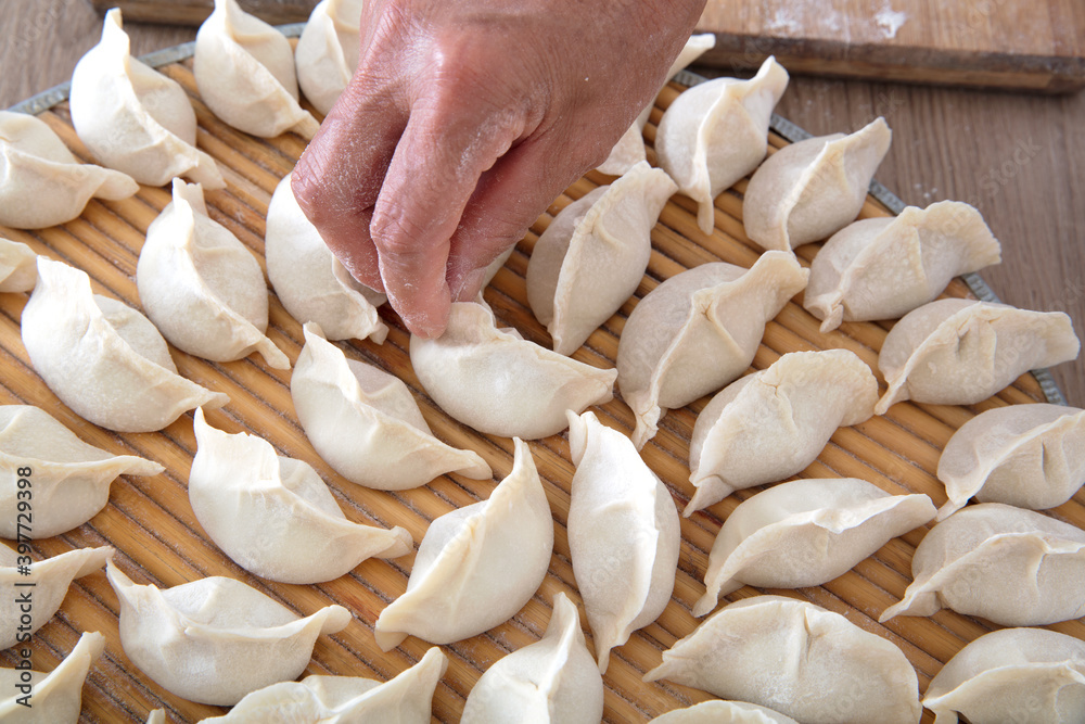 Put the wrapped dumplings neatly on the circular tray