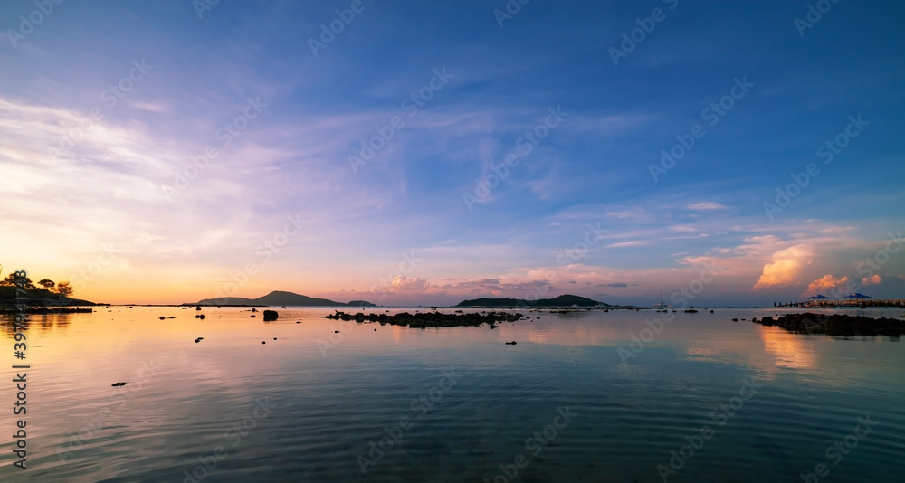 美丽的日出或日落景观自然景观戏剧性的天空海上彩云