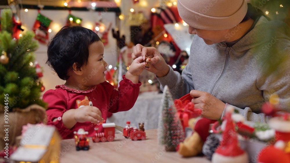 家人在家庆祝圣诞节和新年快乐。年底的妈妈和孩子的生活方式