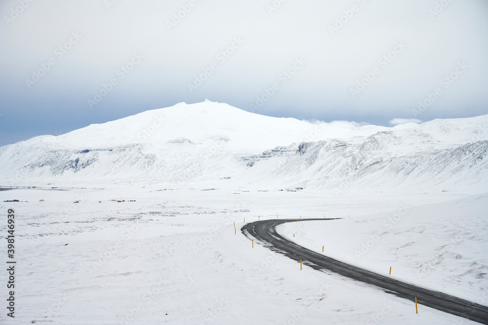 雪山附近的沥青路