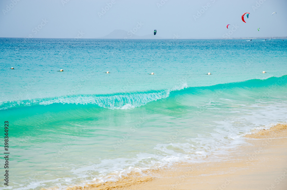 在海滩上冲浪