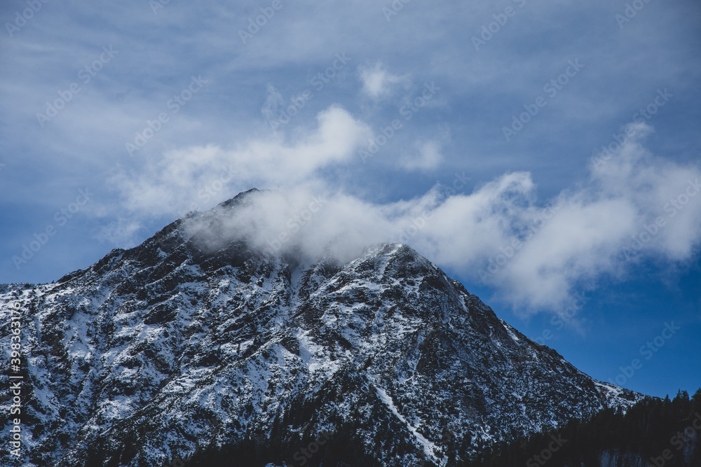 Berg blauer Himmel