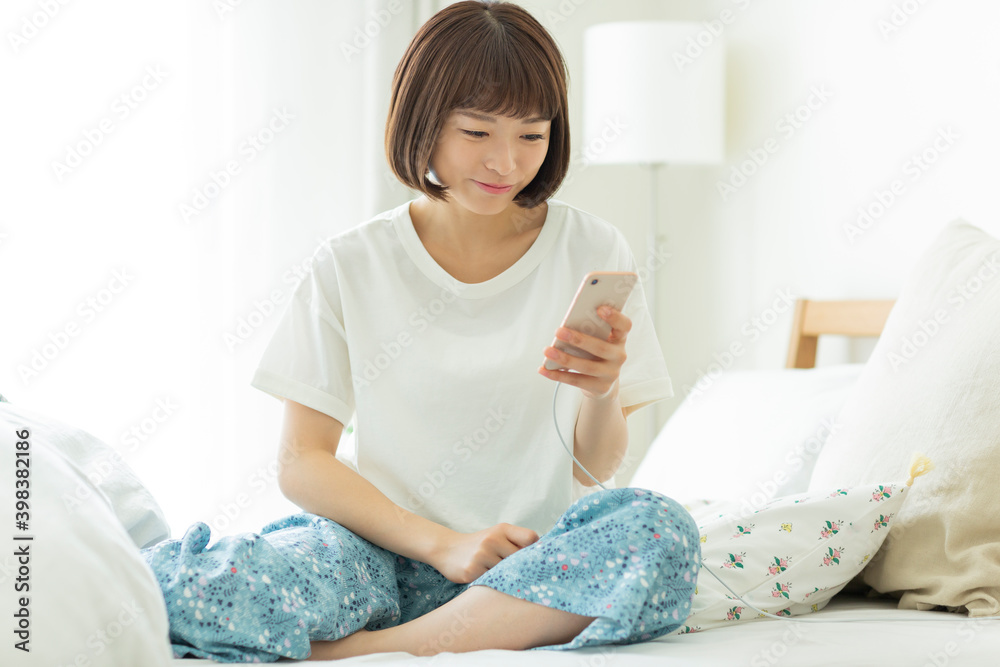 若い女性　スマホ