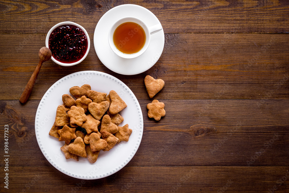 新鲜出炉的黄油饼干配茶，俯视图