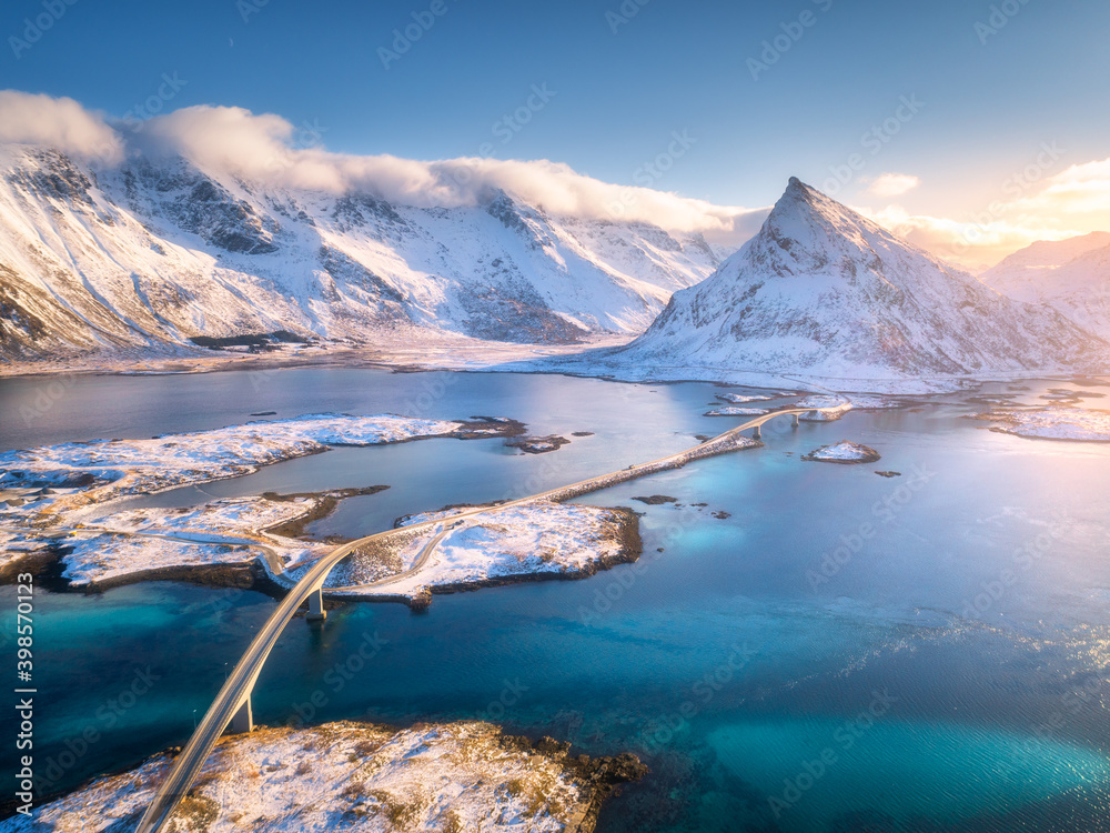 挪威罗弗敦群岛海上和雪山上的桥梁鸟瞰图。Fredvang大桥