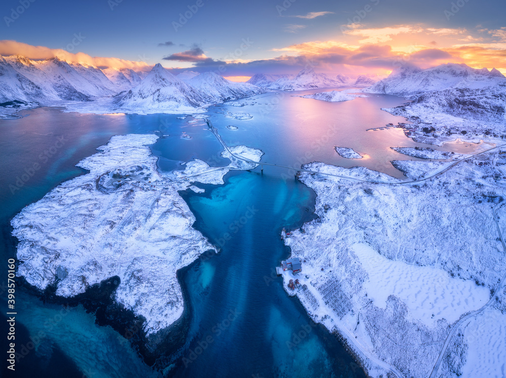 挪威冬季日落时洛弗滕群岛的鸟瞰图。碧海、雪山景观