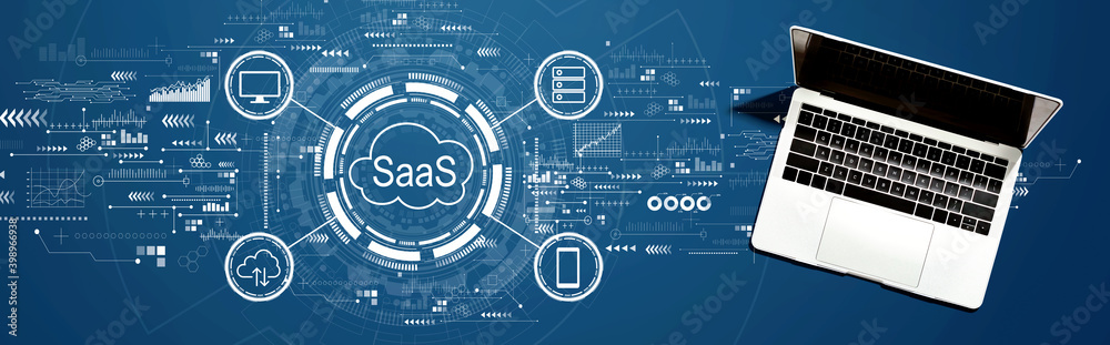 SaaS——办公桌上有笔记本电脑的软件即服务概念