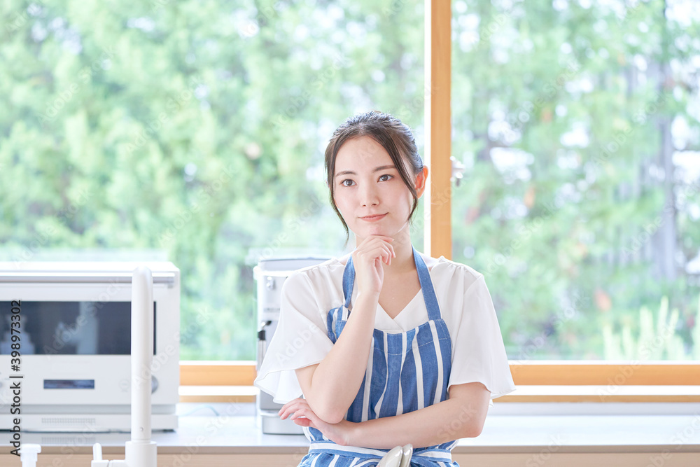 キッチンで考える女性