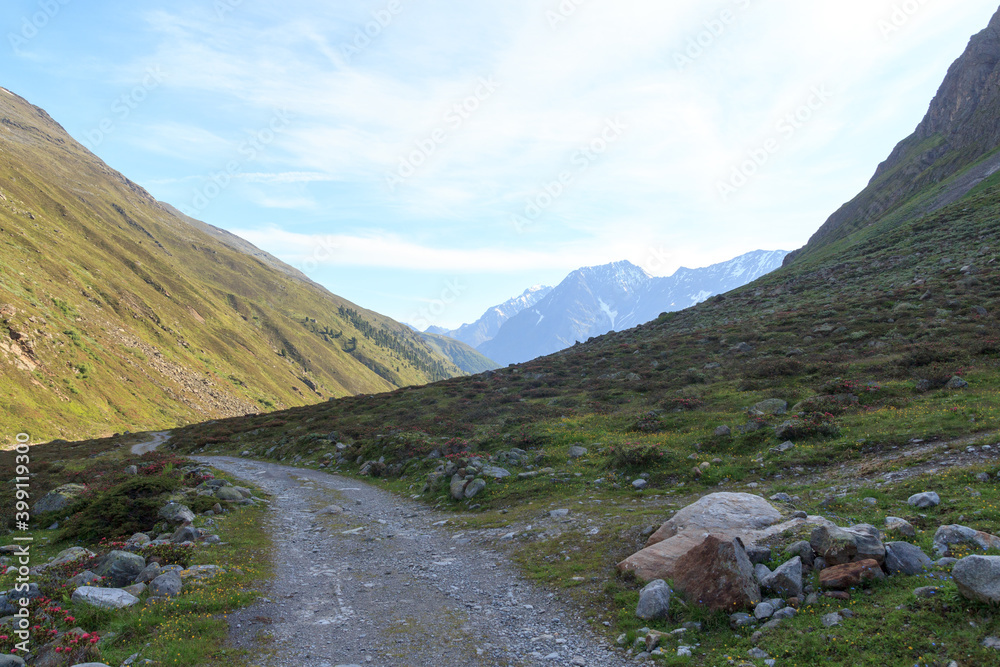 奥地利蒂罗尔阿尔卑斯山的山脉全景和徒步旅行路线