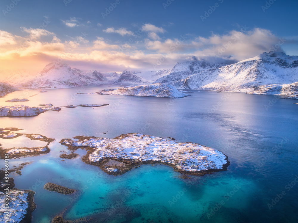 挪威冬季日落时的罗弗敦群岛鸟瞰图。碧海、雪山景观