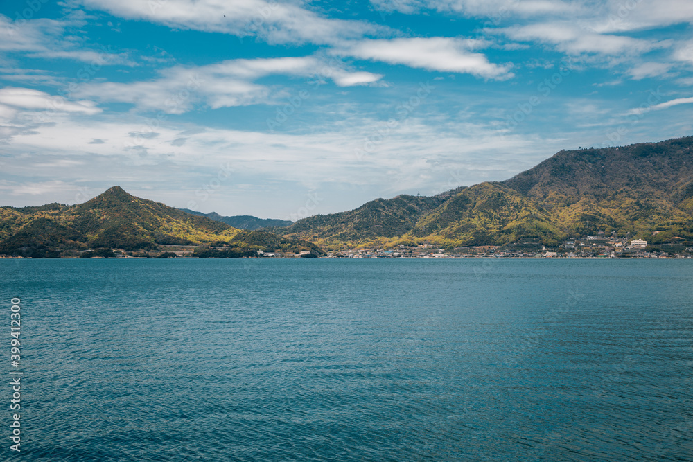 日本川县上岛的蓝海与山