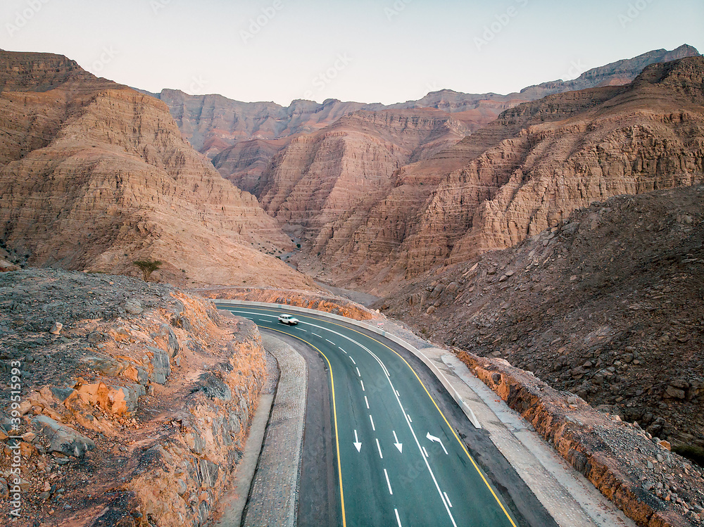 Ras al-Khaimah鸟瞰图中被砂岩包围的Jebel Jais山沙漠公路