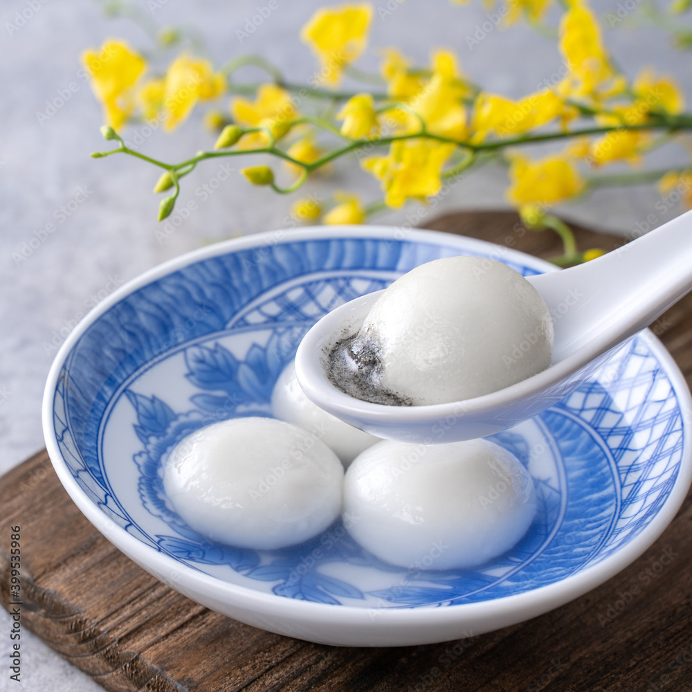 灰色桌子上碗里的汤圆特写，冬至的食物。