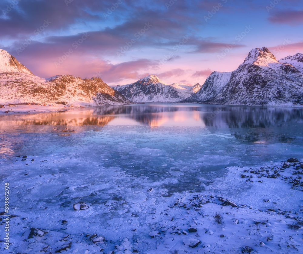 雪山鸟瞰图，蓝海带霜海岸，水中倒影，天空带粉云