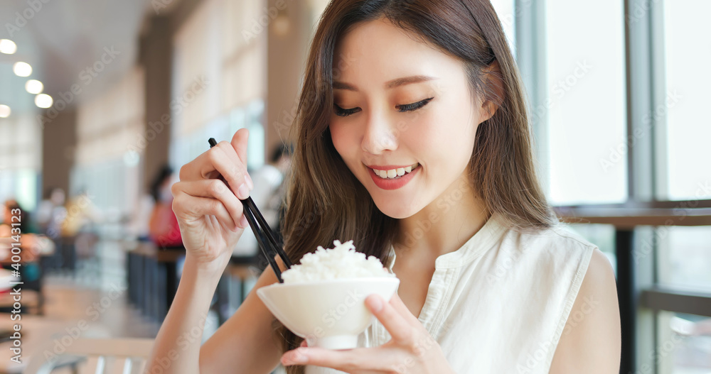 女人在餐厅吃米饭