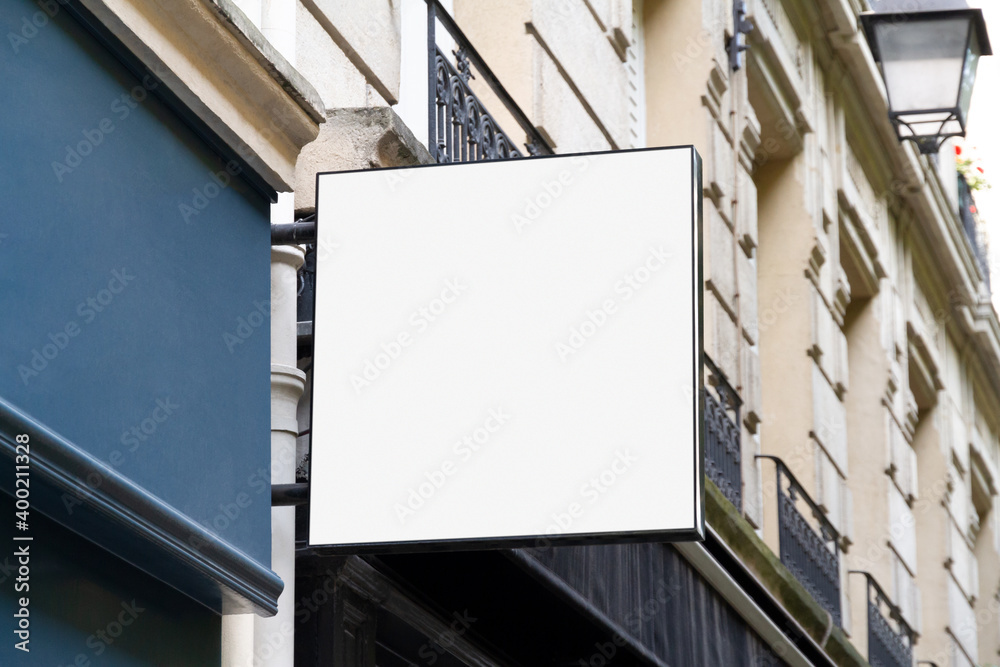 店铺招牌实物模型。街道模板墙上的方形店面