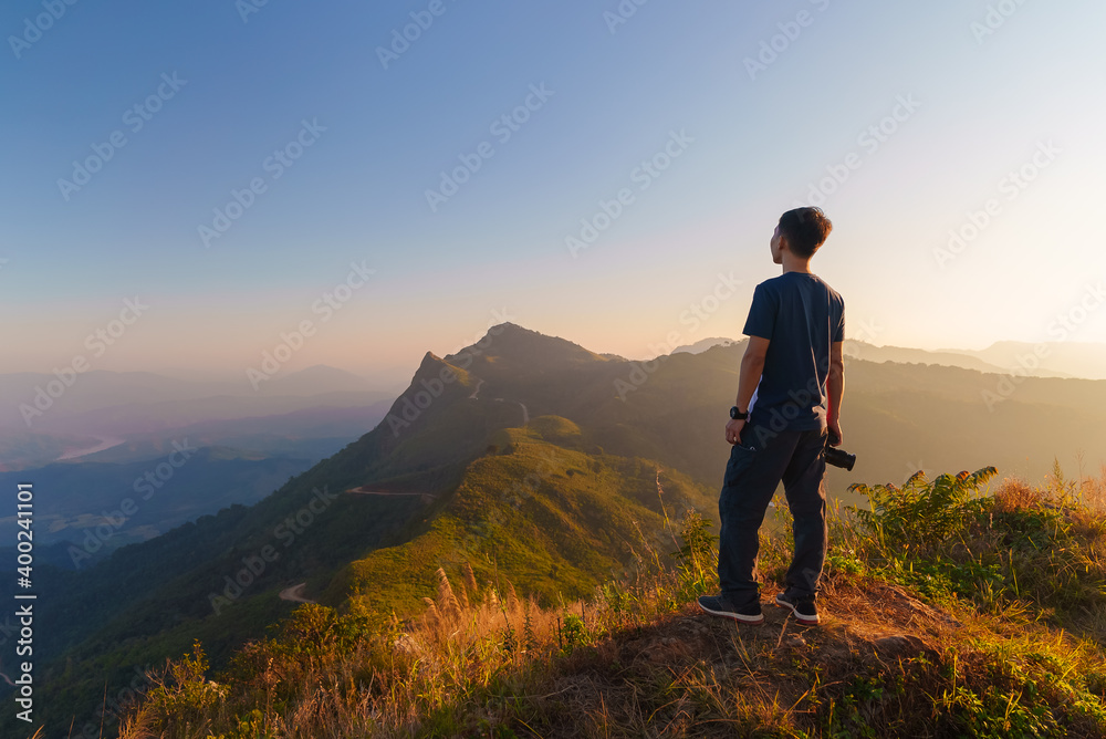 摄影师站在Doi Pha Tang视点拍摄美丽的风景