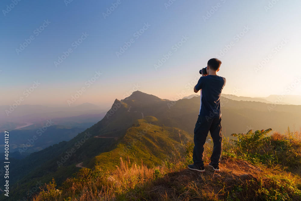 摄影师在Doi Pha Tang视点拍摄清拉美丽的风景