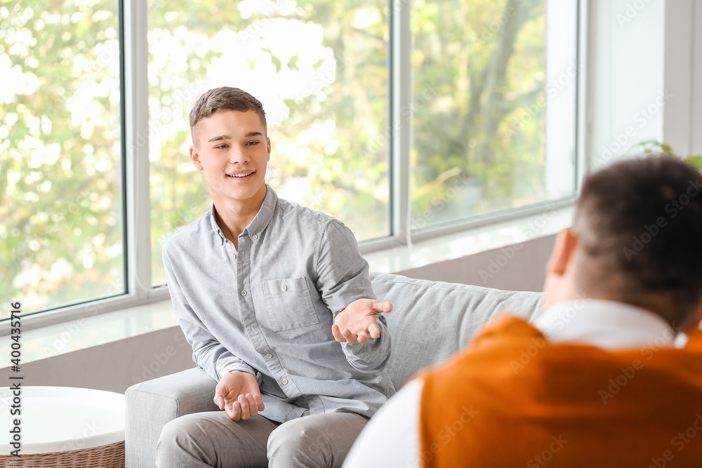 心理学家办公室的十几岁男孩