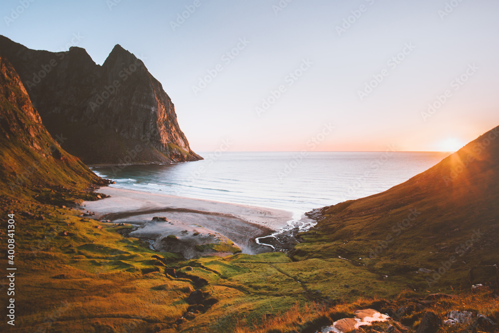 挪威罗弗敦群岛Kvalvika海滩日落景观自然鸟瞰海洋和岩石美景