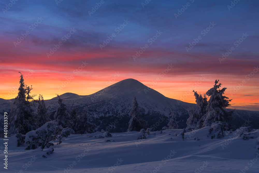 在清晨的阳光下，雪山上的奇妙冬季景观。戏剧性的冬季场景智慧