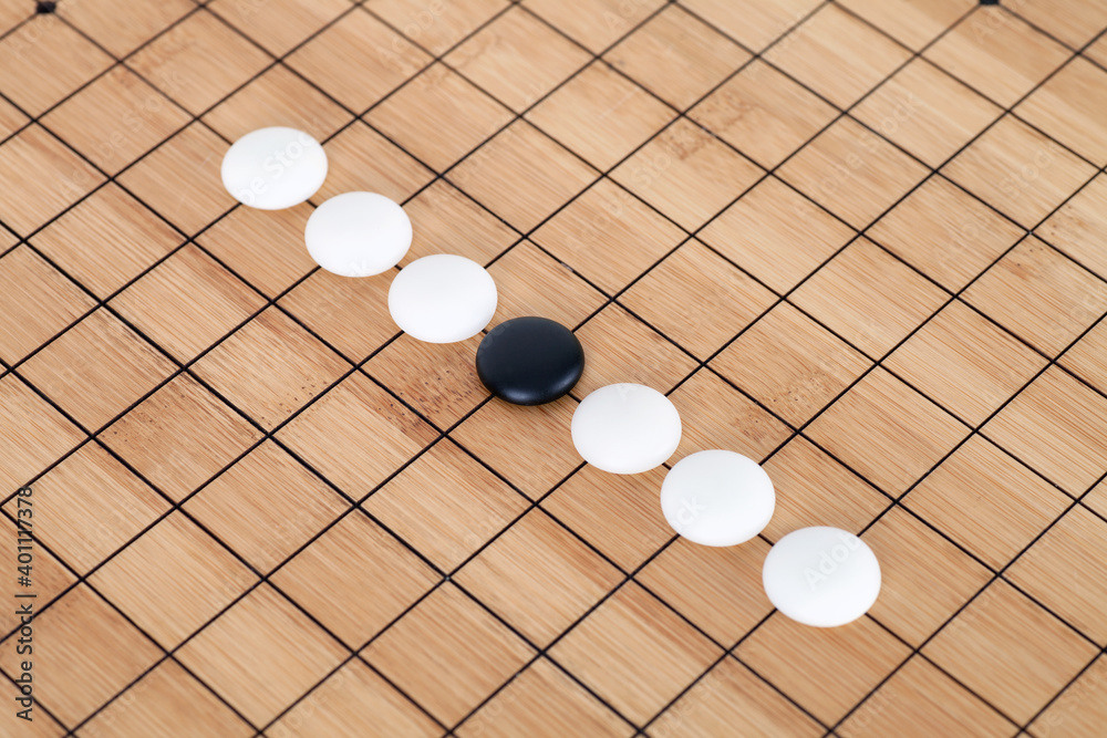 棋盘上的一排围棋