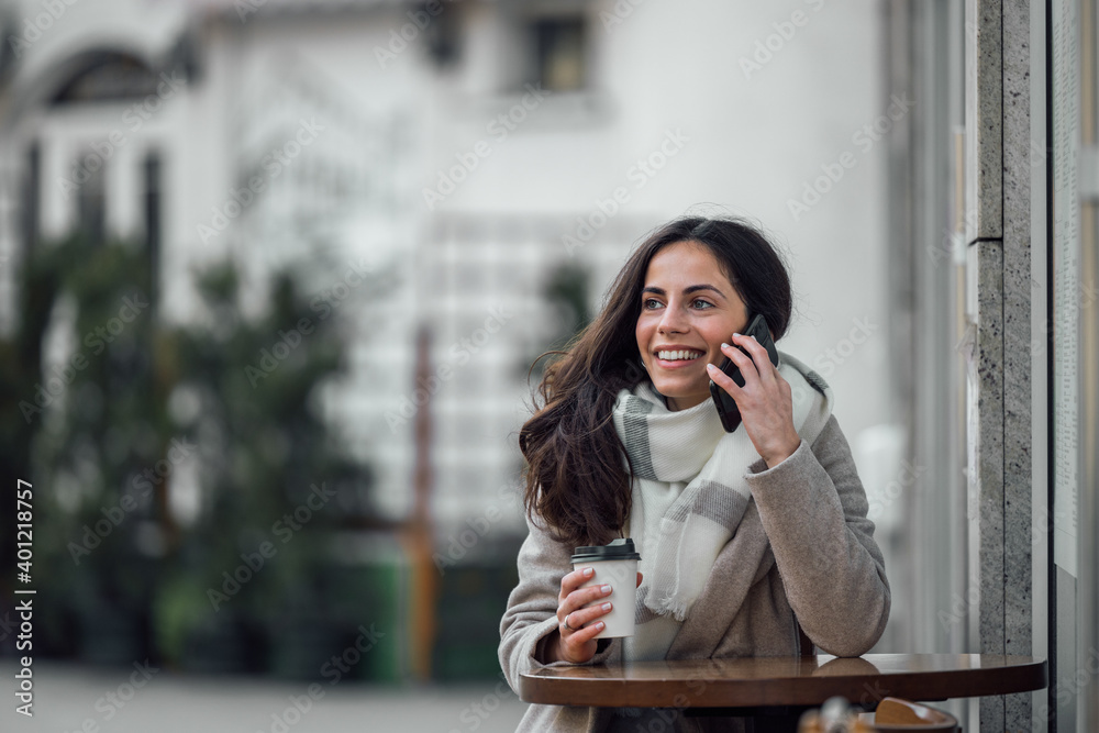 年轻、微笑的女人，穿着外套。