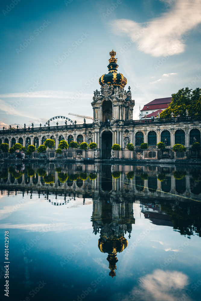 早上在德累斯顿的Zwinger。从边缘和著名的历史建筑射门不错。