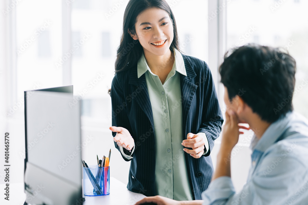 年轻的女主管正在指导员工执行年终计划