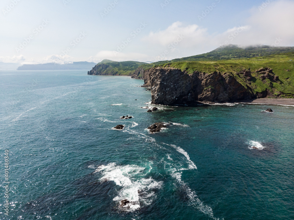 太平洋海水冲刷多岩石的堪察加半岛海岸