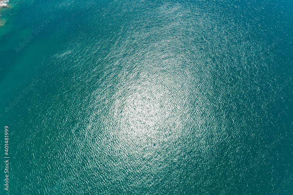 海面鸟瞰图，绿松石波浪和水面纹理背景的鸟瞰照片