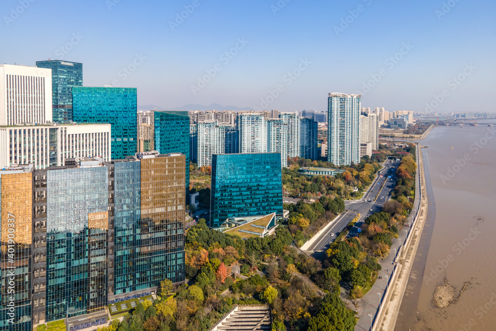 航拍中国杭州现代城市建筑景观的天际线。