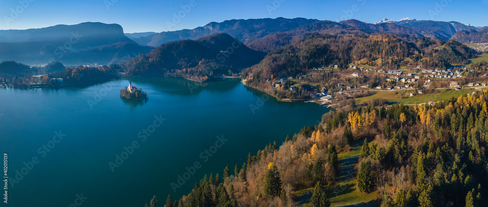 斯洛维尼亚布莱德湖鸟瞰全景，背景为特里格拉夫岛和山脉