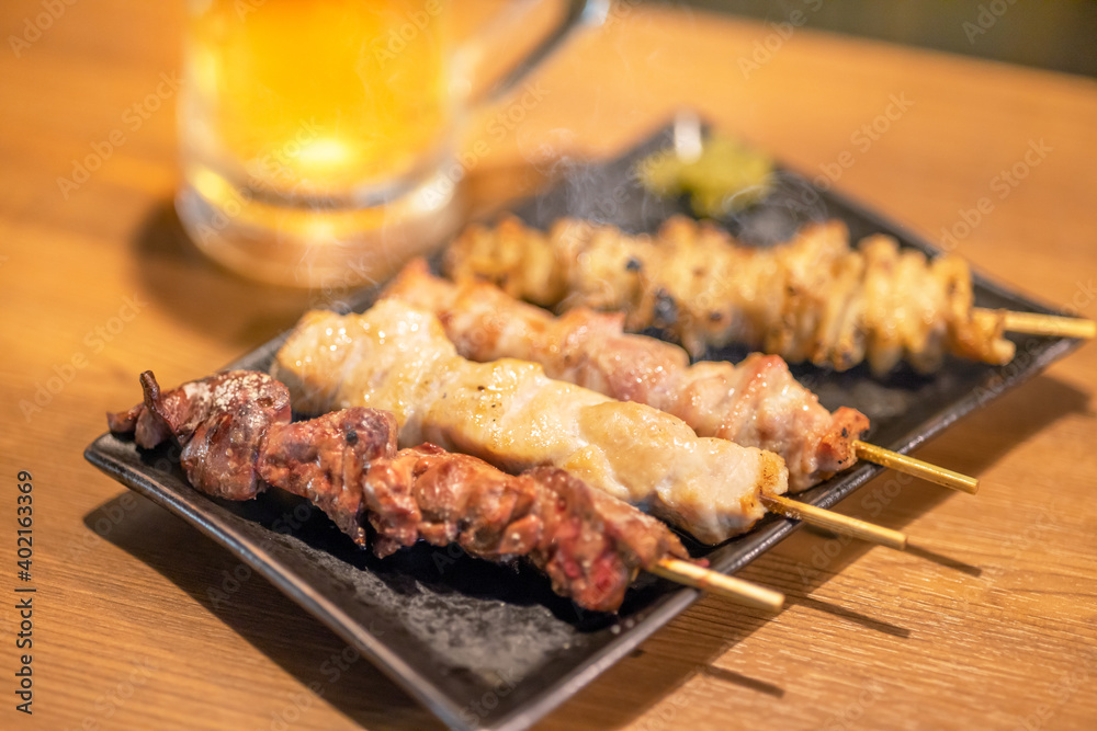 焼き鳥の盛り合わせとビール