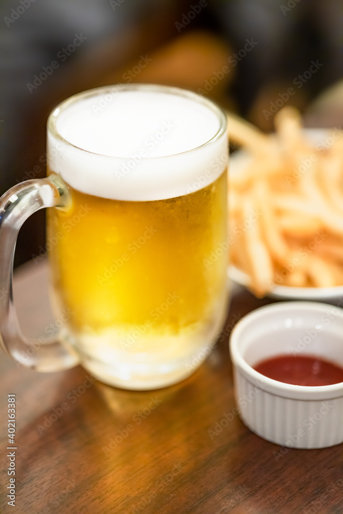 飲み会で定番のビールとフライドポテト