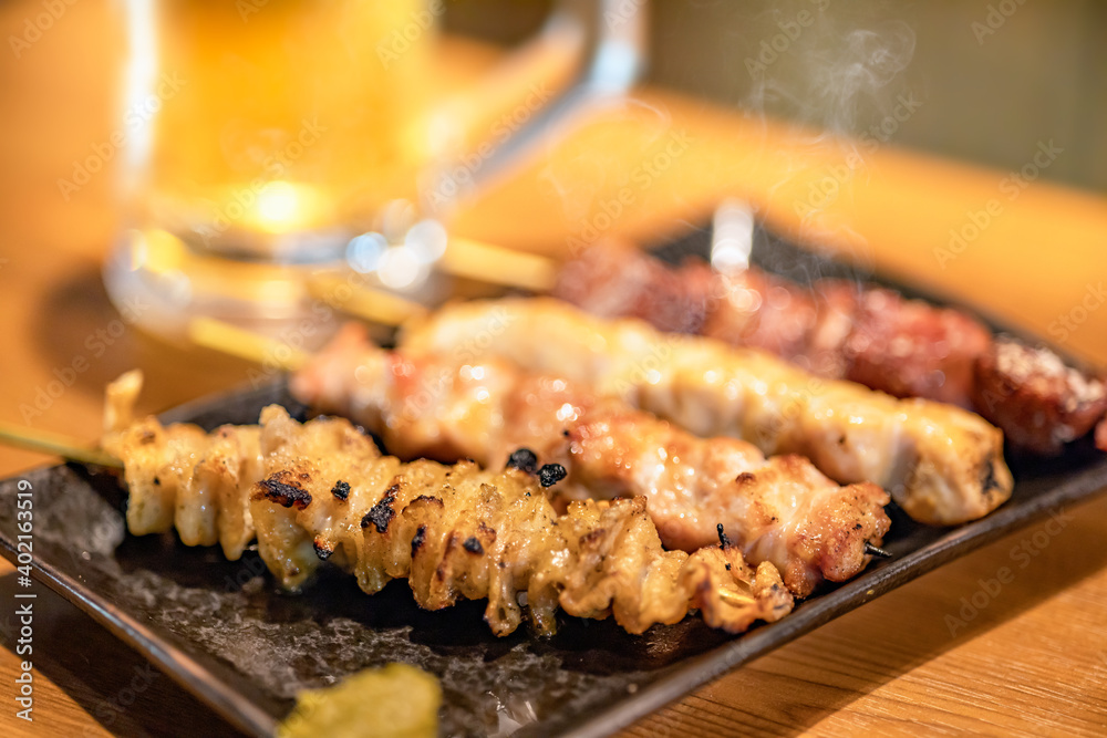 焼き鳥の盛り合わせとビール