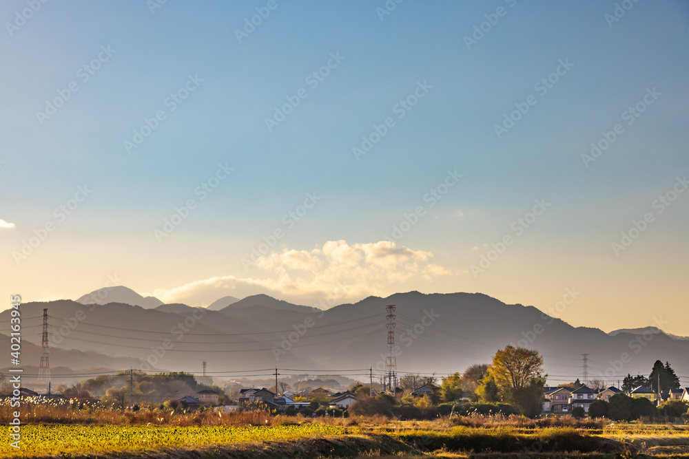 夕暮れの空と山と畑