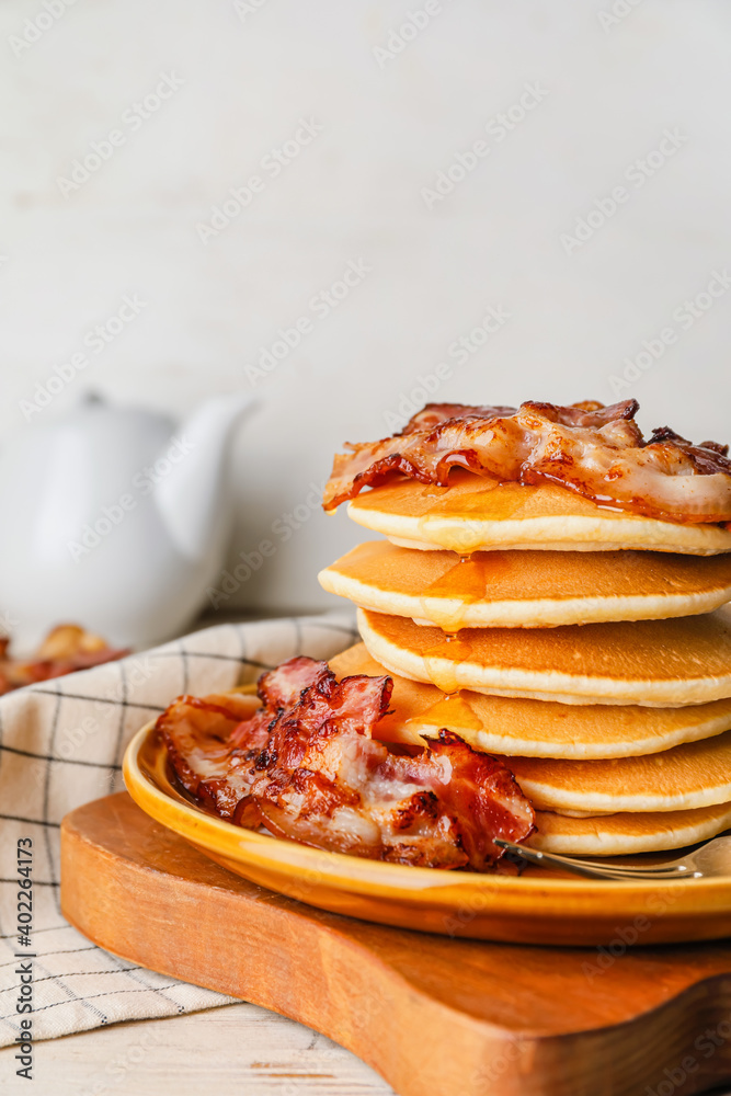 桌上有美味的煎饼和油炸培根