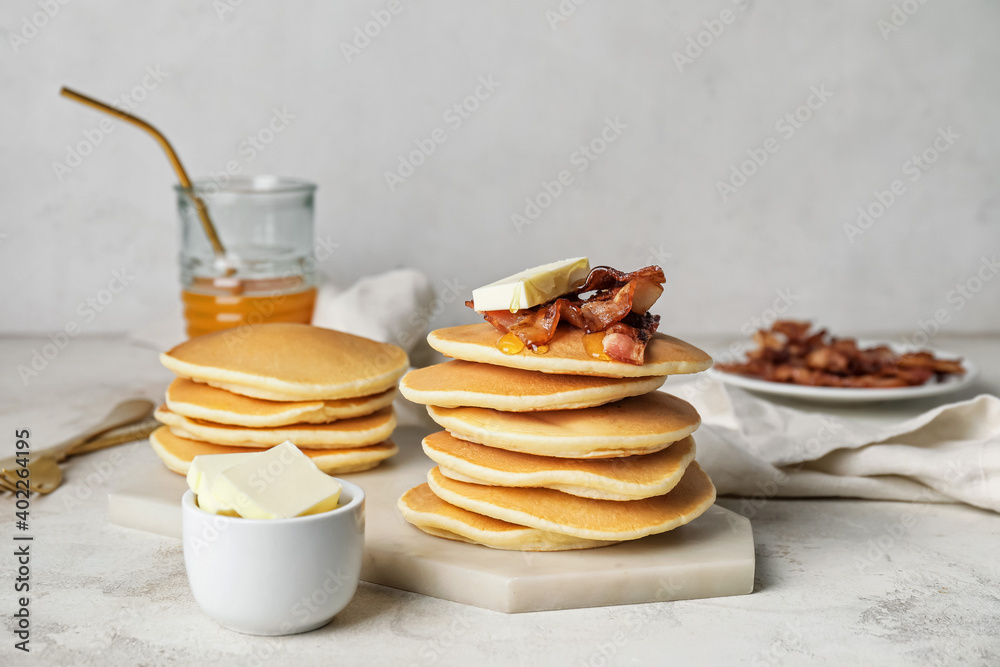 桌上有美味的黄油和培根煎饼