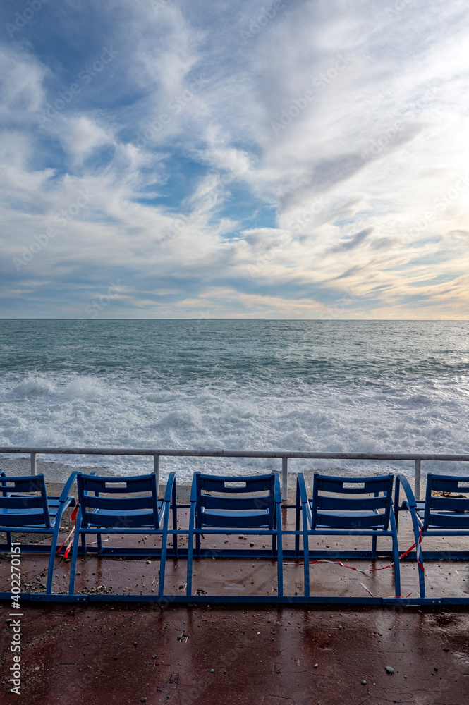 Chaises bleues face à la mer méditerranée à Nice sur la Promenade des Anglais en France