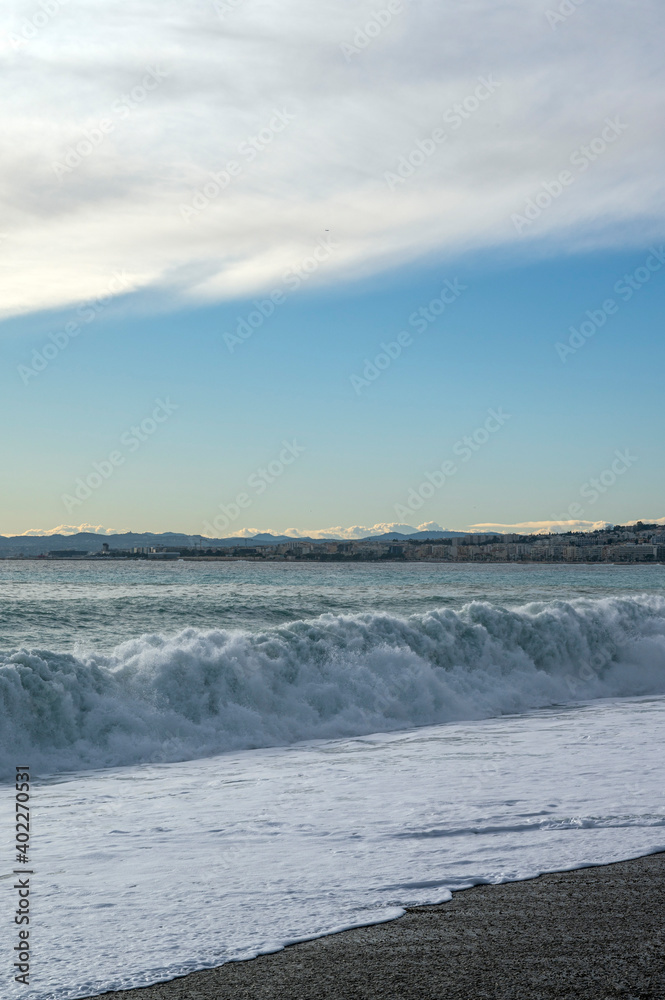 Plage de Nice avec une mer agitée en hiver sur la Côte-dAzur en France