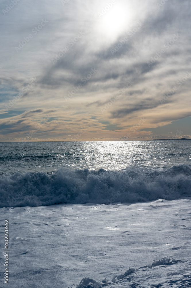 Plage de Nice avec une mer agitée en hiver sur la Côte-dAzur en France