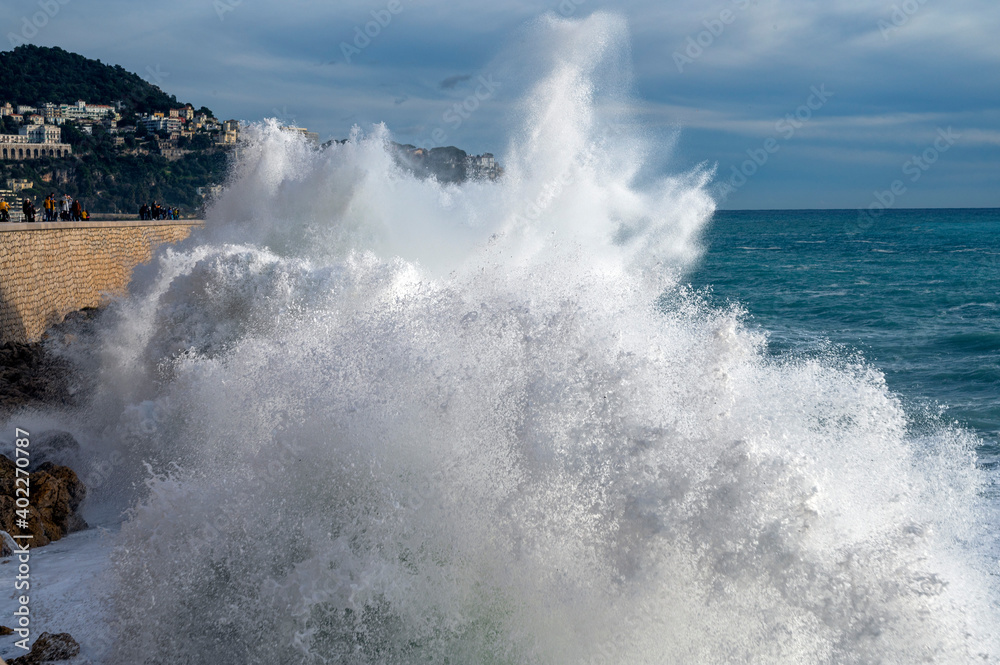 Mer déchaînée sur la pointe de Rabau-Capeù à Nice en hiver en France