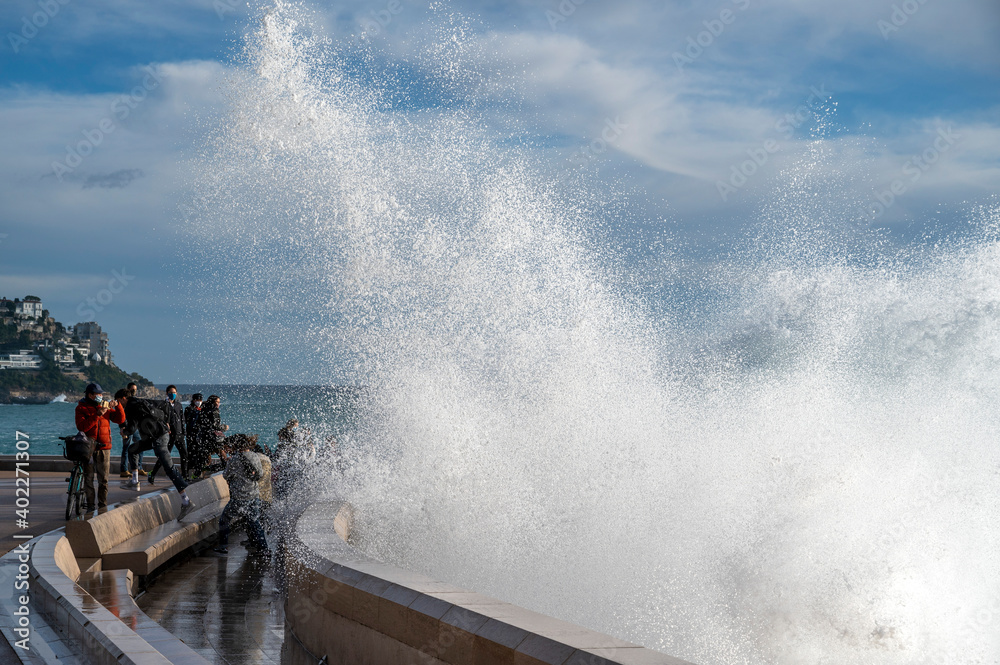 Mer déchaînée sur la pointe de Rabau-Capeù à Nice en hiver en France