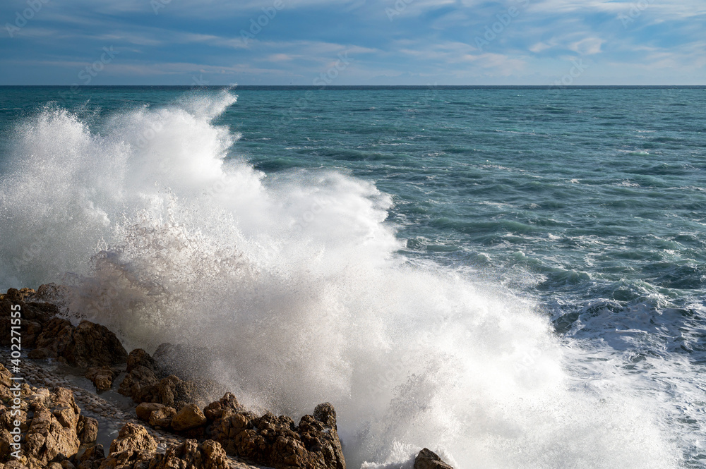 Mer déchaînée à la pointe Rabau-Capeù à Nice en France en hiver