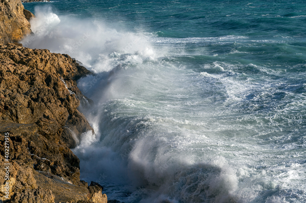 Mer déchaînée à la pointe Rabau-Capeù à Nice en France en hiver